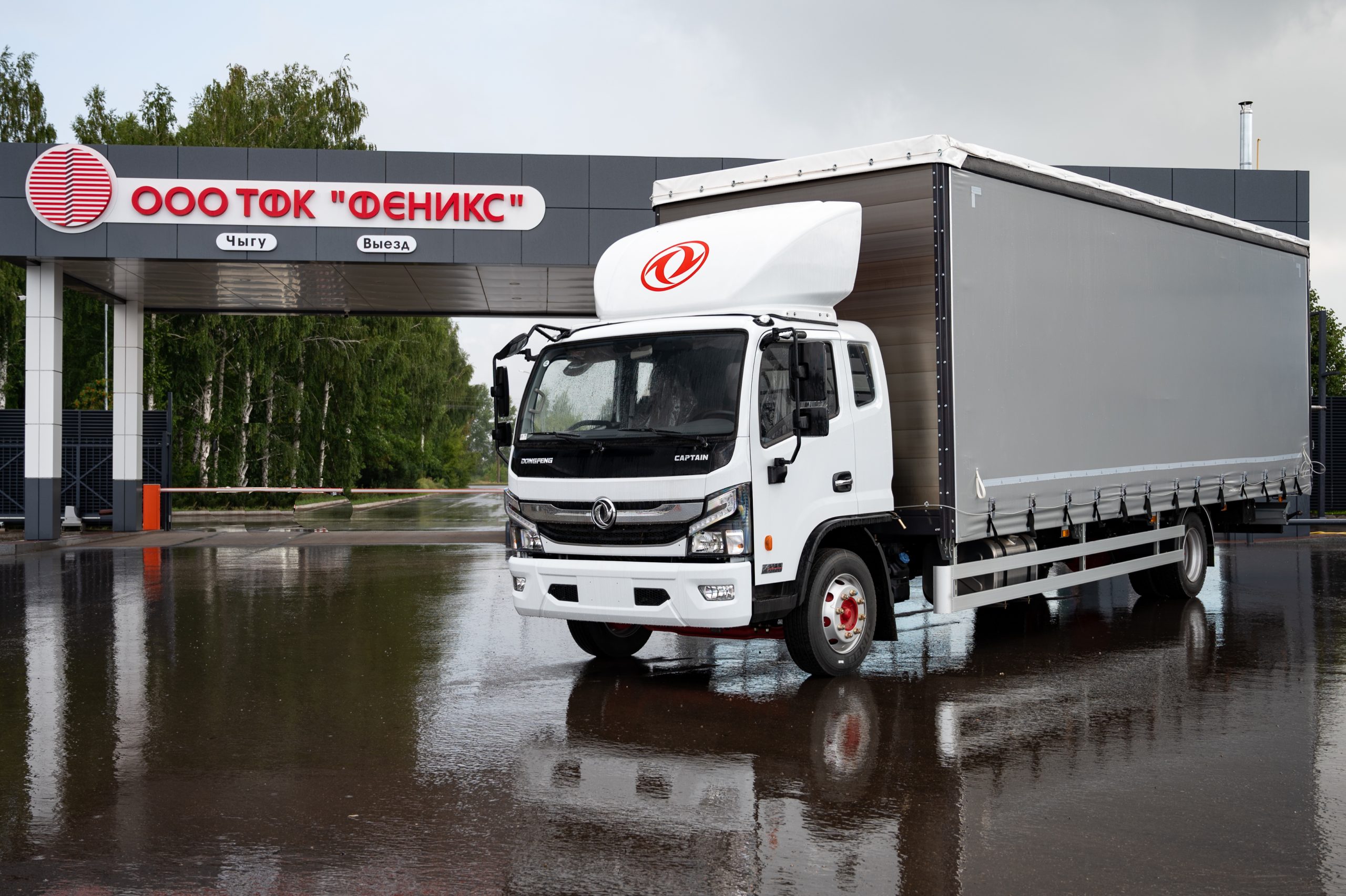 Шторно-бортовой автомобиль на шасси Dongfeng